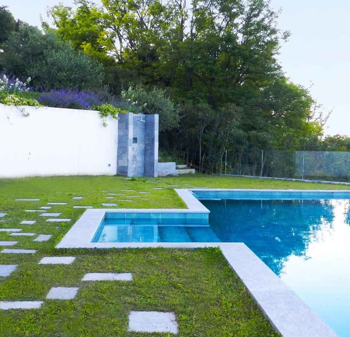 Piscina con vista mare