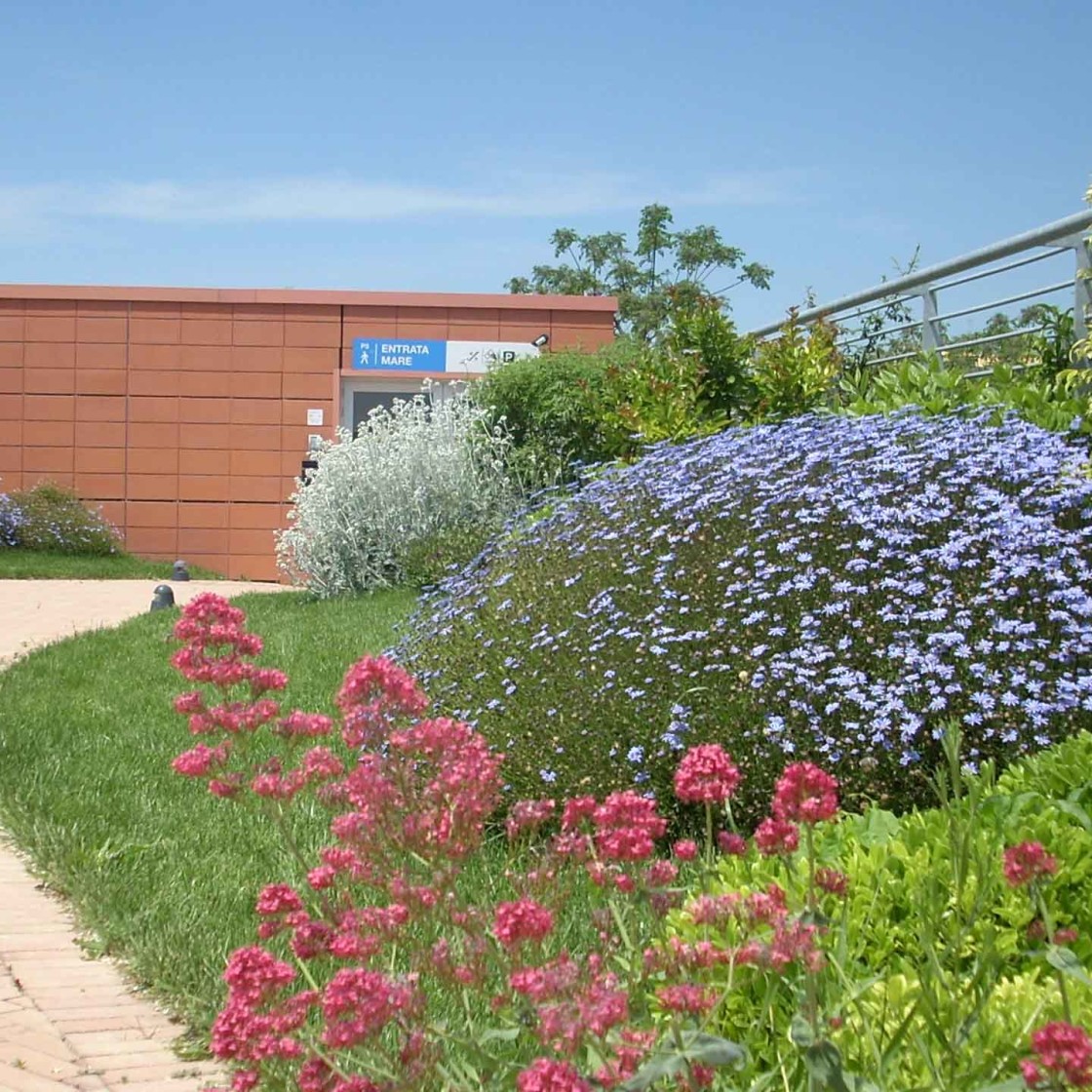 UN GIARDINO PENSILE SU PARCHEGGIO MULTIPIANO