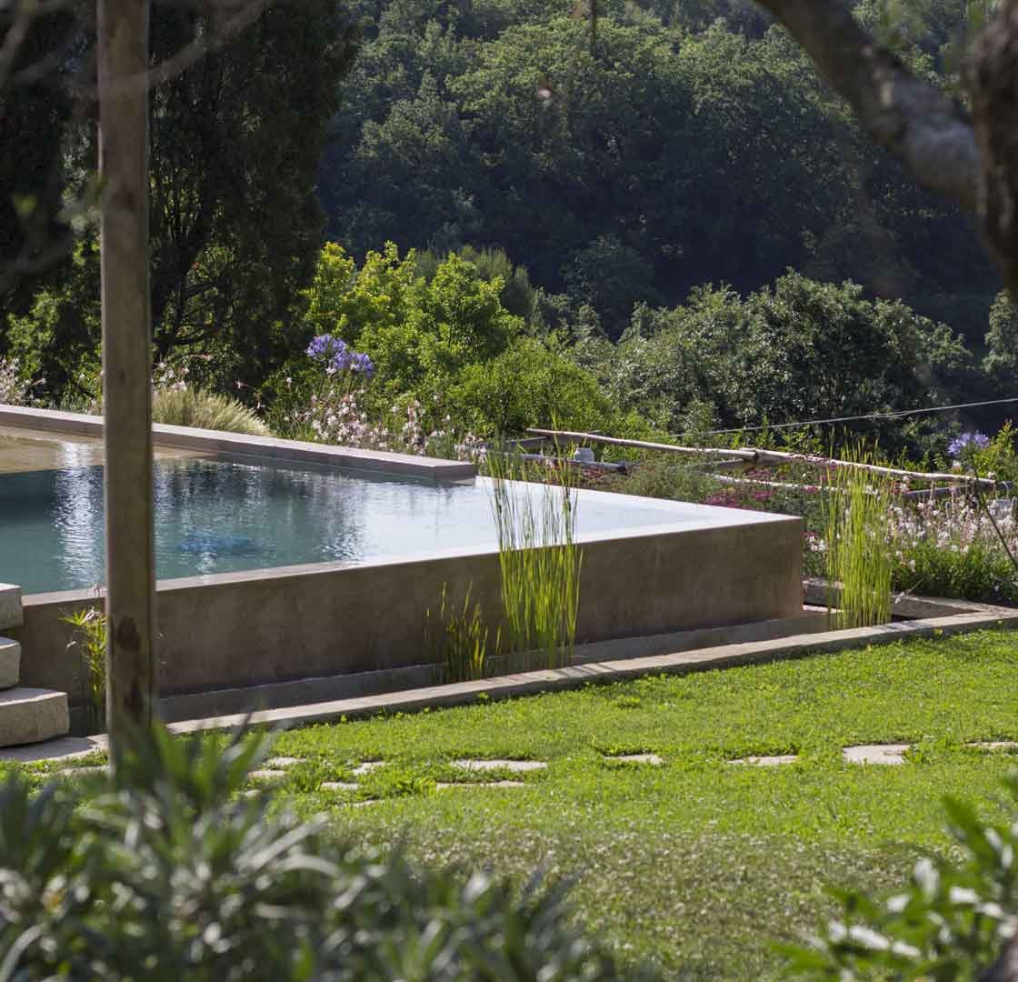 Piscina a sfioro nel parco